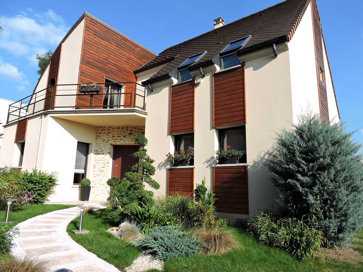 Maison contemporaine, toit cintré zinc et bardage bois