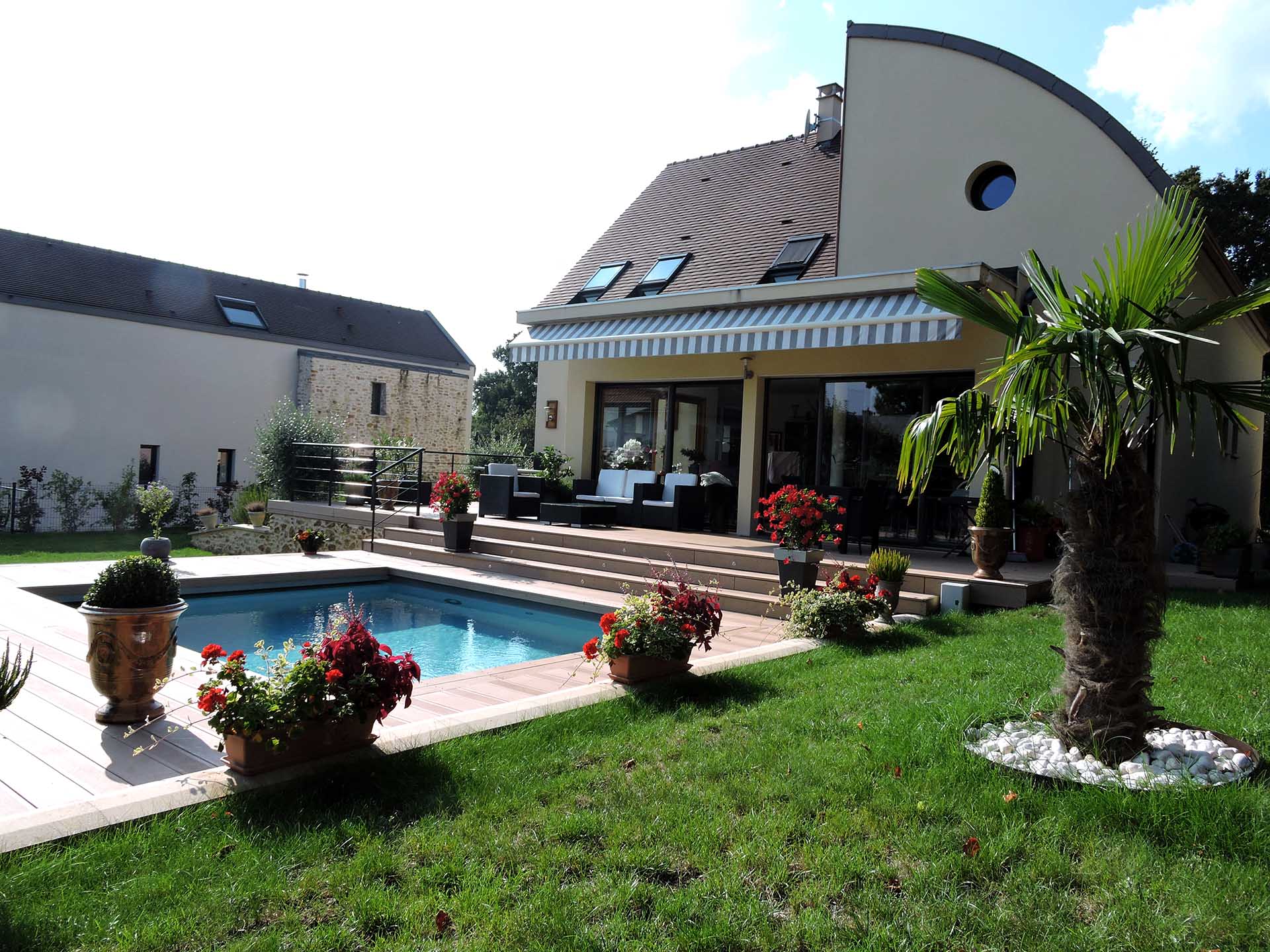 Maison contemporaine à toit cintré en zinc, Soisy-sur-Seine (91)