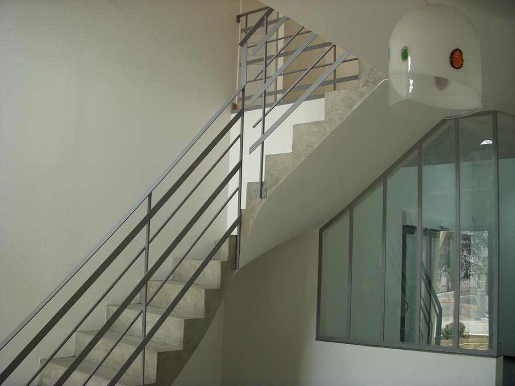 Construction maison moderne, escalier en béton ciré, Essonne 91