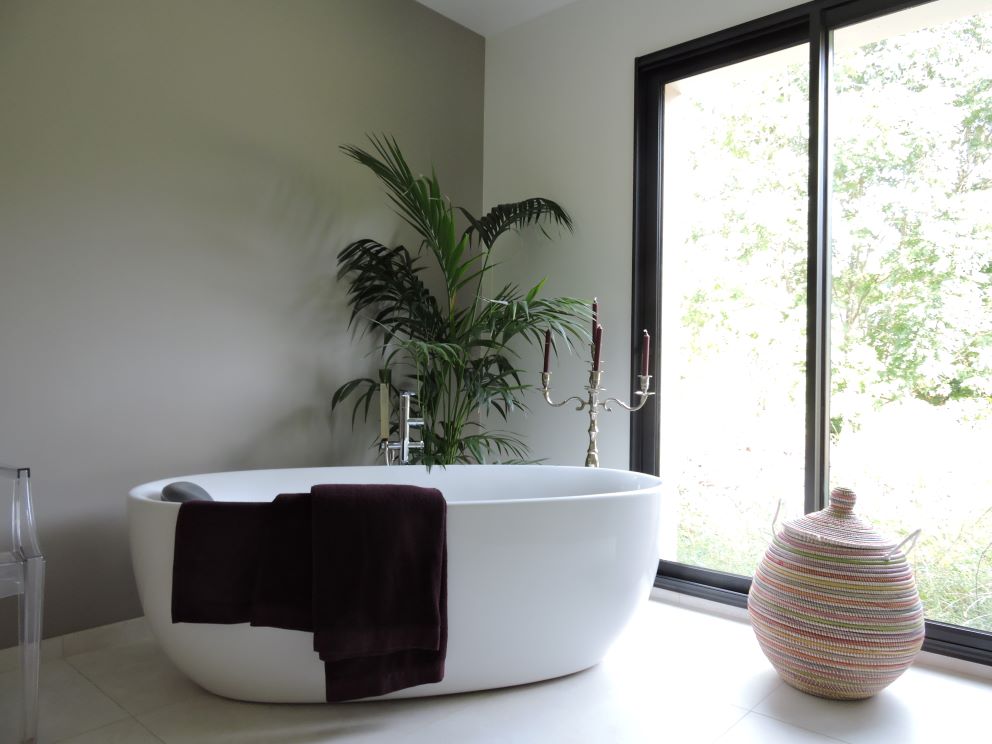 Salle de bain avec vue sur le jardin