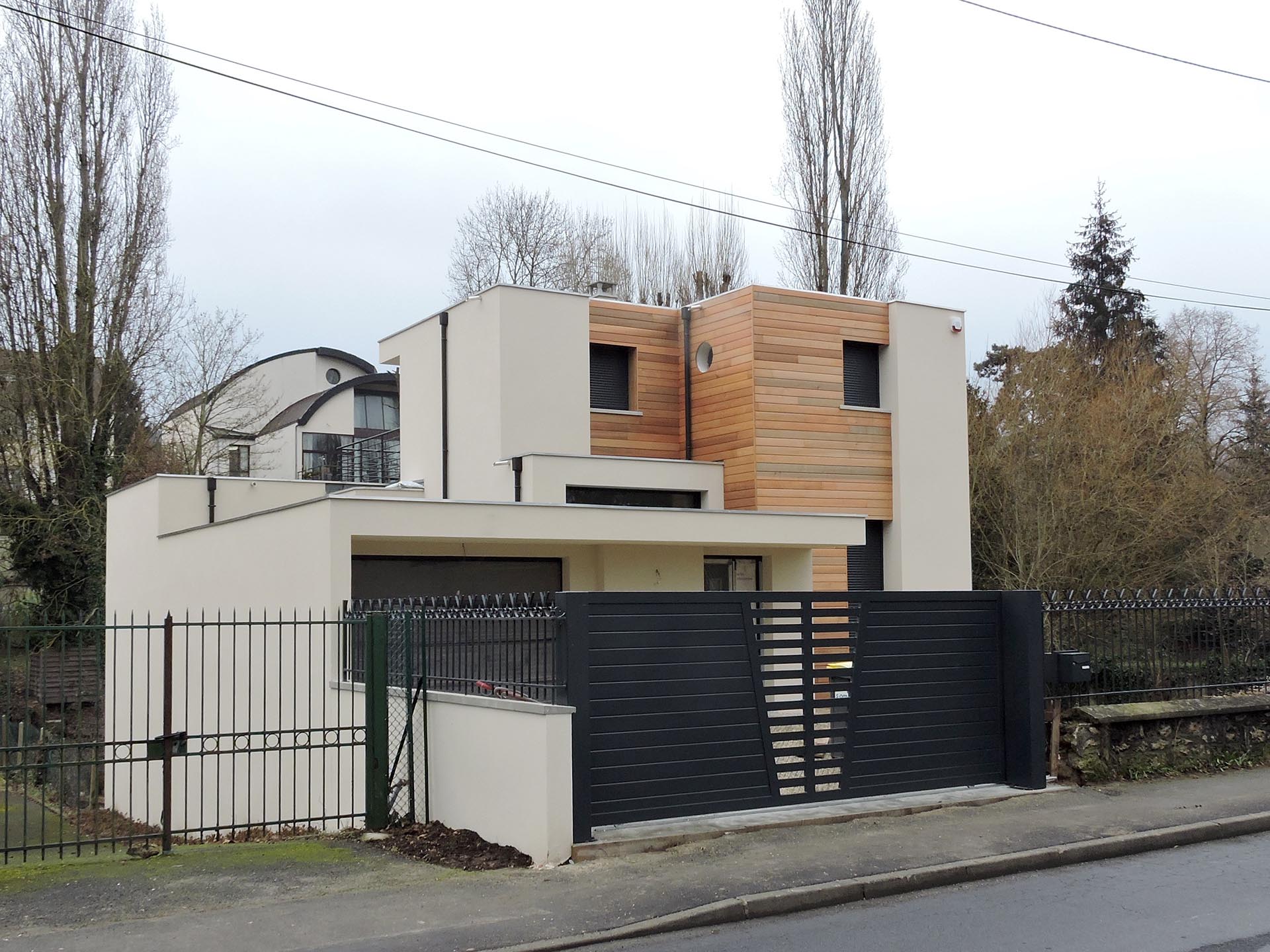 Maison toit terrasse végétalisé, bardage bois, Orsay (91)