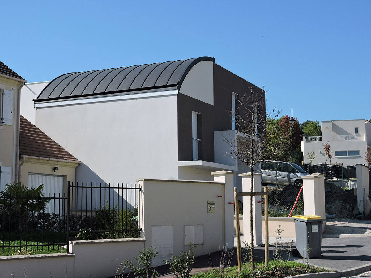 Maison à toit plat et toit cintré en zinc (Essonne)